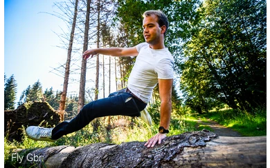 Man springt über ein Baum