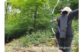 Bogenschütze auf dem Bogenparcour im Bilsteintal, Ansicht von Hinten