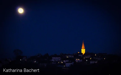 Hirschberg bei Nacht