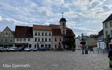 Marktplatz und Rathaus