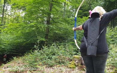 Bogenschütze auf dem Bogenparcour im Bilsteintal, Ansicht von Hinten