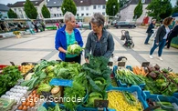 Gemüsekauf auf dem Wochenmarkt durch 2 Damen Gemüsekauf auf dem Wochenmarkt durch 2 Damen